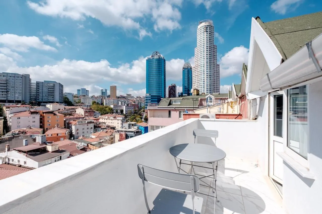 Vibrant Duplex With Terrace 2 Min To Cevahir Mall Istanbul